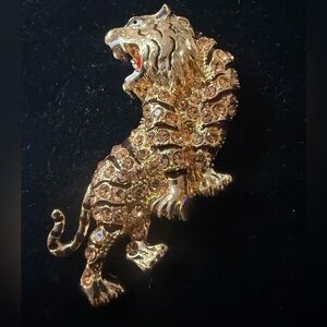 Gold tone Lion Brooch / pendant with Rhinestones